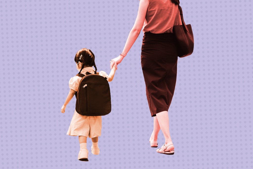 mãe levando filha pela mão à escola