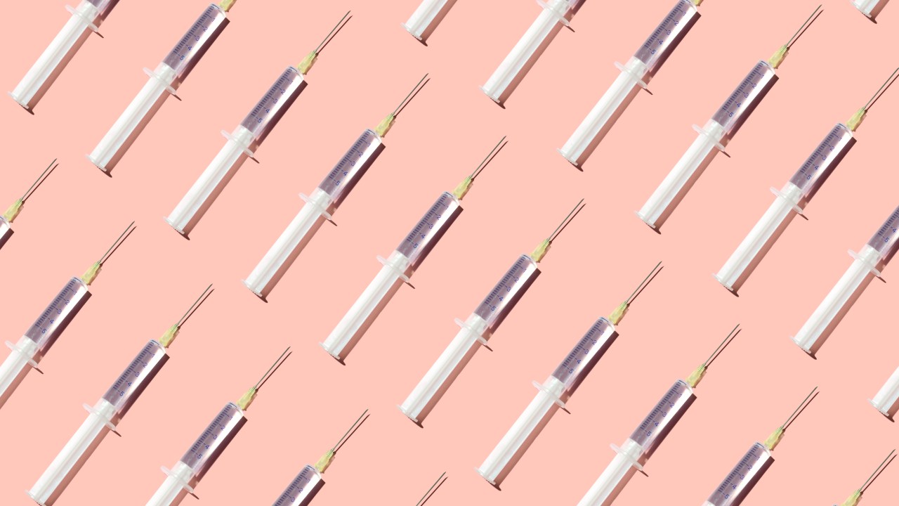 Ilustração de muitas seringas sobre fundo rosa claro.